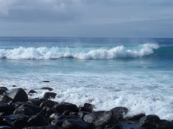 Solche Wellen sind zwar schoen anzuschauen, aber wenige Meter weiter liegt das Boot vor Anker. Da wurde das Mittagessen etwas schwierig.