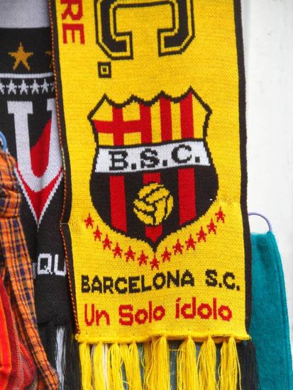 Piraterie der Spitzenklasse. Wie sollen wir eigentlich unseren Fussballverein nennen? Barcelona hoert sich cool an und wir klauen denen auch direkt das Logo dann brauchen wir uns kein eigenes auszudenken. Et voila: Barcelona spielt jetzt auch in Ecador.
