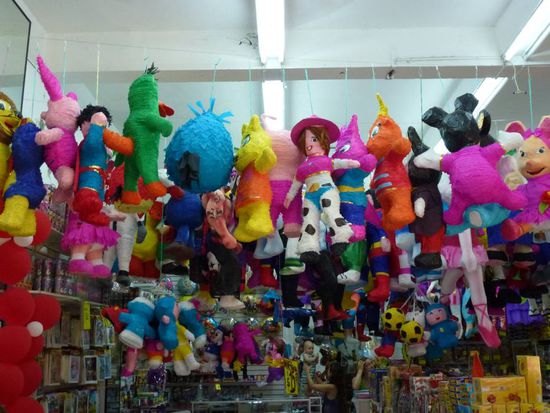 Piñatas in allen Groessen und Farben