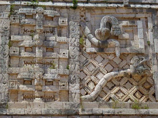 Im Vergleich zu den anderen Ruinen die ich bisher gesehen habe hat Uxmal echt noch sehr viele Verziehrungen.