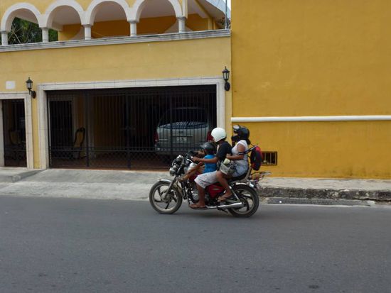 Platz 4: Eine komplette Familie auf einem Motorrad (immerhin mit Helm)
