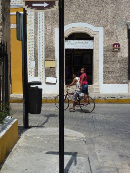 Platz 1: stehend (da sind keine extra Stangen etc angebracht und das gute Maedel hat Flip Flops an und haelt sich nicht fest!)