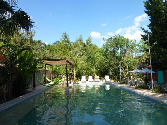 Besonders die Haengematten ueber dem Wasser sind super - bei dem warmen Wetter (35C) schoen die Fuesse im kalten Pool baumeln lassen 