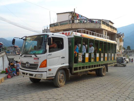 lustige Busse haben die hier (Rancheras)