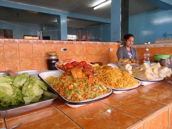 Fruehstueck (Reis, Nudeln, Huhn und Yuca)