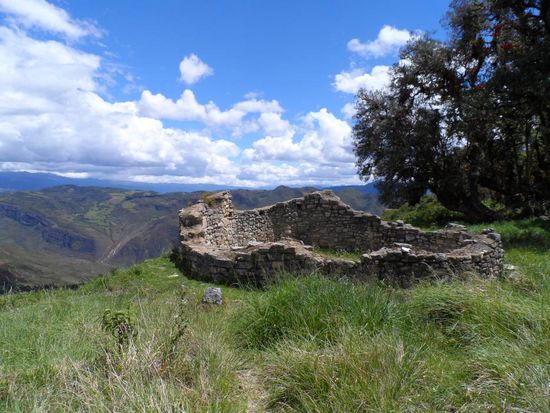 Ueberreste eines von ueber 300 typischen Rundhaeusern