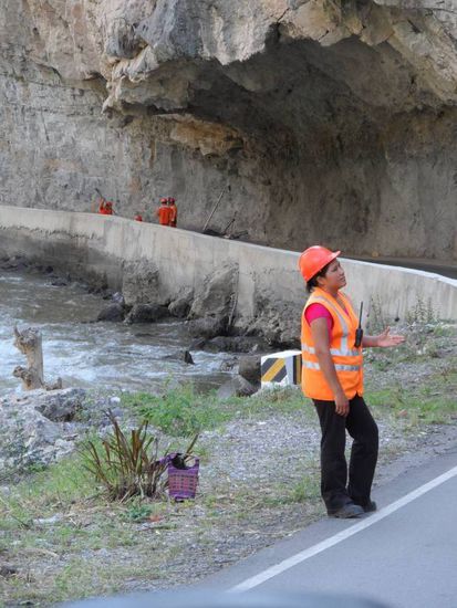 Aehhh da sind ein paar Felsbrocken runter gefallen. Aber die Jungs sind gerade dabei die klein zu hacken, sollte also bald weiter gehen