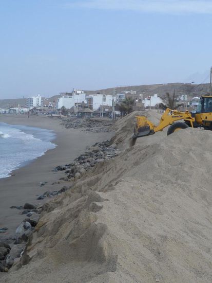 Sisyphusarbeit. Das Meer holt sich den Sand fast schneller zurueck als die Jungs ihn mit ihren Baggern abladen koennen