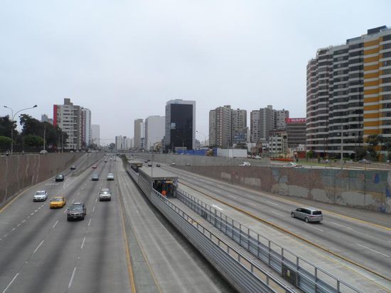 Herzlich Willkommen in der Megacity Lima. Hier lebt 1/3 der peruanischen Bevoelkerung.