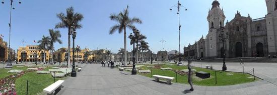 Der Hauptplatz in der Altstadt mit der Kathedrale etc.