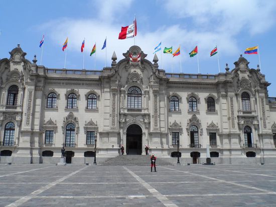 Hier gibt es um 11:45 Uhr immer einen Wachwechsel wie am Buckingham Palace