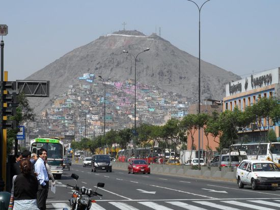 Aussichtspunkt "San Cristobal" 400m ueber Lima - die bauen die Haueser fast bis auf den "Gipfel" rauf