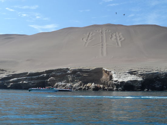 Auf dem Weg zur Isla Ballestas eine erste Einstimmung auf die Sandzeichnungen in Nazca. Ueber die Herkunft und Bedeutung dieser riesigen Zeichung weiss keiner so richtig Bescheid.