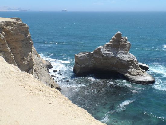Bis vor wenigen Jahren gab es hier noch einen schoene Felsbogen zu sehen. Tja und dann kam ein Erdbeben und seit dem fehlt der Bogen 