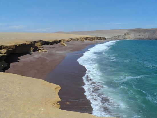 Strand mit rotem Sand