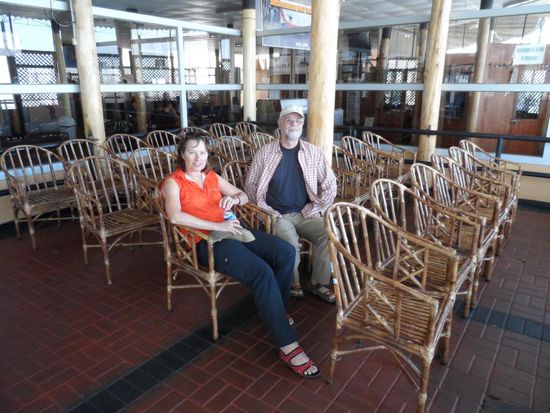 Die Abflughalle. Vorher wurden wir alle noch gewogen, mussten unseren Reisepass vorzeigen und mussten durch eine Sicherheitskontrolle.