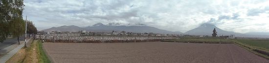 Fuer einen kurzen Augenblick zeigen sich die Vulkane mal hinter der Nebeldecke. Die Gegend um Arequipa ist vulkanisch extrem aktiv. Jeden Tag gibt es 2-3 Minierdbeben.