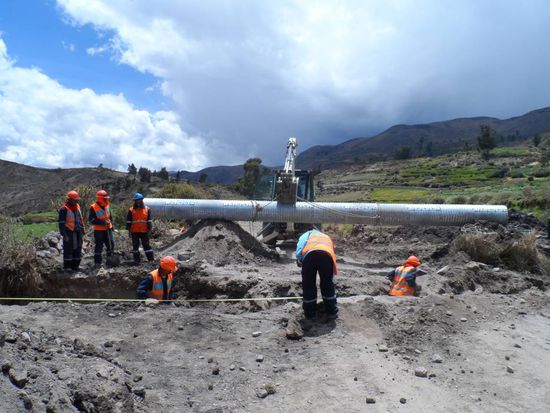 Strassenbaustelle die Zweite. Mussten zwar etwas laenger warten als auf der Hinfahrt, aber dafuer sind wir wieder sicher drueber gekommen.