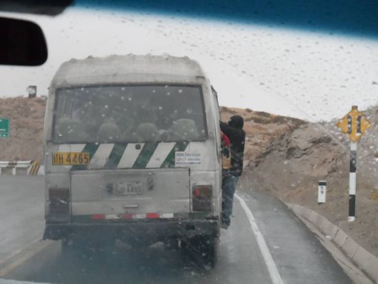 Bei ca. 80km/h und Dauerregen einfach mal aussen mitfahren