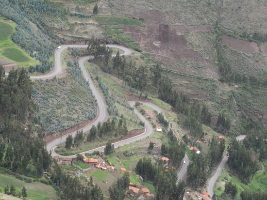 Die kurvige Anfahrt zu den Ruinen lohnt sich!