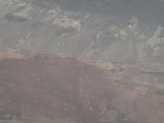 auserirdische Fussstapfen in der Landschaft