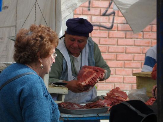 oder Fleisch? (ja ja die Frau fasst das Fleisch mit den Haenden an und es ist weit und breit kein Kuehlschrank in Sicht, aber so laeuft das halt hier...)