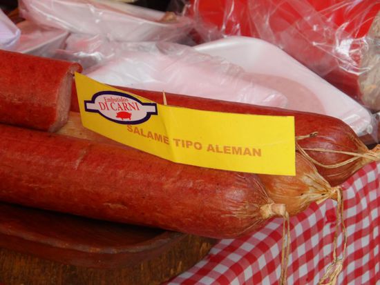 Ahhhh sooooo sieht also "echte" deutsche Salami aus 
Na dann nehme ich doch lieber ein Wurstbroetchen mit "original" Nuernbergerbratwuerstchen aus Bolivien 