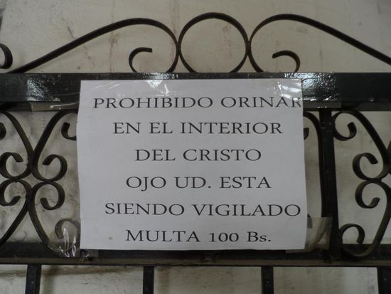 Es ist verboten im Inneren des Christus zu urinieren.