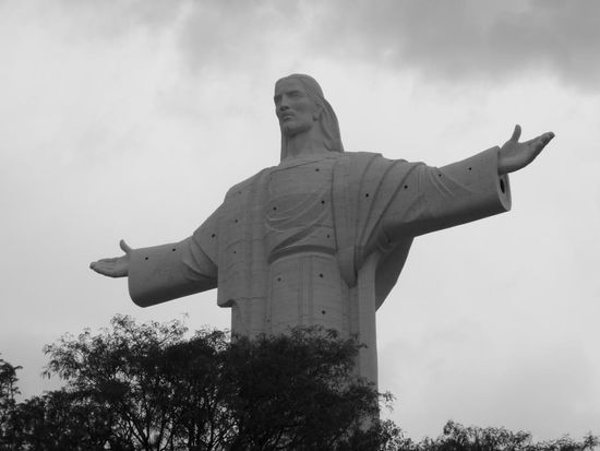 So und wer sich gefragt hat wieso der Jesus so viele "Einschussloecher" hat: