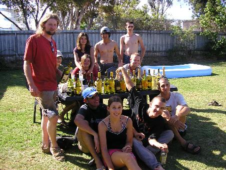 Meine Arbeitsgruppe und der Wein
(Vorne von links: Edd, Dennis, ich, Charles und Gert, Hinten von links: Kiosky, Heide, Loren John, Chris und Marc)