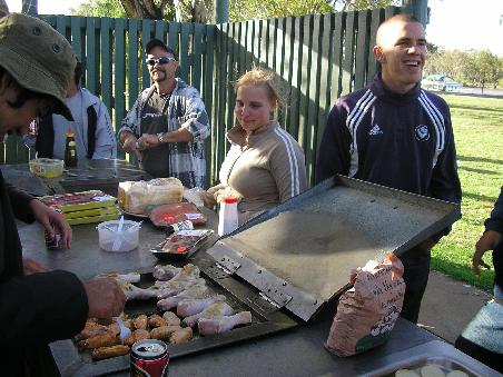 Ist ne gute Sache diese BBQ Huetten am Fluss so muessen Obdachlose wenigstens nich verhungern