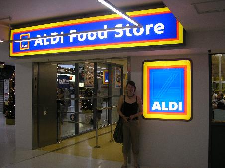 Schild sieht genauso aus wie bei uns und auch inside hats sehr viel aehnlichkeit mit den deutschen Aldis. Es gibt sogar viele deutsche Produkte wie Maoam, Haribo, Christstollen, Schoko und Keks.... und alles ist so schoeb guenstig genau richtig fuer Backpacker