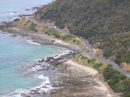 So schlaengelt sich die Strasse am Meer entlang