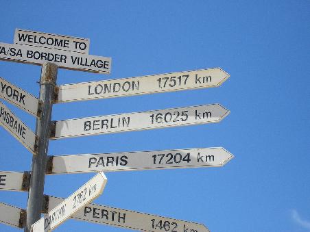 An der Grenze zu Westaustralien mussten wir unsere Uhren um 1,5 Stunden zurueck drehen