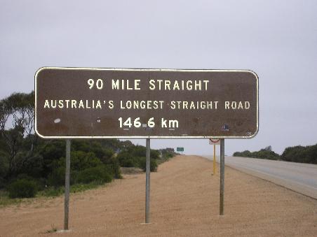 ein paar Hundertkilometer vor Norsman, der ersten Ortschaft nach 1200 Km beginnt diese Strasse, die noch gerader ist als das, was wir schon hinter uns hatten.