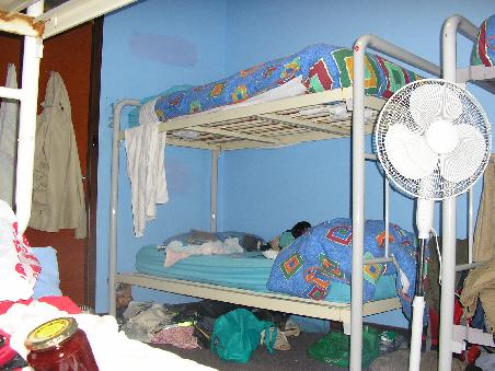 Das war unser Zimmer. Das ist uebrigends nicht mein Bett, von dem konnte man meistens naemlich nichts mehr sehen
