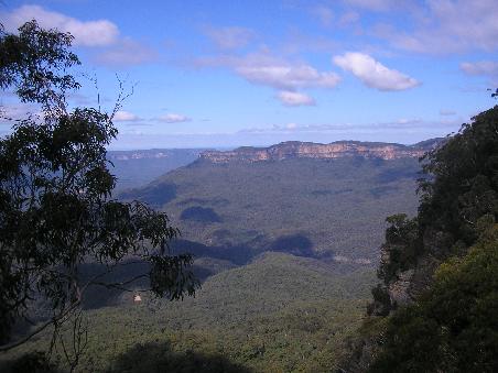 Die Wolken werfen ihre Schatten auf die Taeler der Blue Mountains