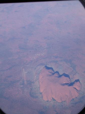 Beim Anflug konne man schon mal nen Blick auf den Uluru werfen... ziemlich beeindruckend