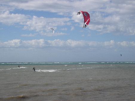 Das Meer war in meiner Abwesenheit viel weiter an den Strand gekommen und durch den starken Wind ein guter Ort zum Windsurfen