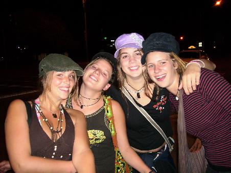 ausgehen (v.l. Anna, Katja, ich (alle deutsch) und Helene)
