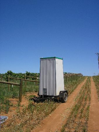 Das ist unsere Toilette. Ein modernes Tixi mit Wasserspuelung das mit dem pick up umgestellt wird, wenn wir das Feld wechseln. Nicht selten muss man vor der Benutzung eine Spinne beseitigen
