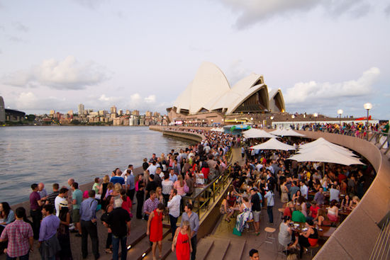 Die Stadt ist brechend voll Leute und wir ahnen langsam, dass wir nicht die einzigen sind, welche die Idee hatten, Silvester in Sydney zu verbringen.