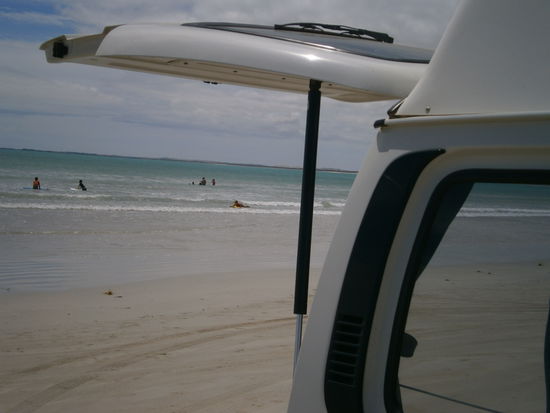 Heute morgen hatten die beiden Süssen ihr Vorstellungsgespräch und konnten gleich anfangen zu arbeiten. Sie reinigen Zimmer in einem Motor Inn - ganz nobel mit Schwimmbad und Barbeque-Location. Xeni muss die Betten machen und putzen und Pablo ist für die gröberen Reinigungsjobs zuständig, Hallenbad wischen, ausfegen, Barbeque-Platz reinigen, Aschenbecher in den Aufenthaltsräumen entleeren und mit den Gästen schnacken. Sie bekommen 20 Dollar die Stunde und das ist richtig viel Geld für die "easy-Tätigkeit" - Sie fangen um 9.00 Uhr an und haben um halb eins wieder Feierabend, morgen sind sie noch im Rennen für einen Zweitjob in einem Restaurant zum Lunch. Das heißt sie würde dann gleich im Anschluss daran ins Restaurant, hätten um 16.00 Uhr Feierabend und wir könnten noch Zeit verbringen. Das hat uns heute in Hochstimmung versetzt, denn für mich ist das auch toll. Robe ist ein Traum. So eine urige Stadt, nicht so wie an der Great Ocean Road wo man immer das Gefühl hatte, dass einem das Geld beim Vorbeifahren aus der Tasche gezogen wird. Hier ist alles ruhig und beschaulich. Der Strand ein Traum und ja - heute haben wir es gewagt mit dem Camper an den Strand zu fahren. Es war gigantisch, wir alle lagen zu dritt auf unserem 2 m breiten Bett mit Blick zum Wasser haben geredet, gegessen, gelacht und ab und zu das Wasser getestet. Das kann ich gut und gerne eine Woche genießen und meine 3 Bücher lesen, die ich immer noch unangetastet in meiner Tasche habe 
