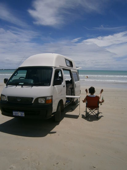 Nach dieser ganzen Rum-Reiserei ist das mal richtig Urlaub für mich, und alles ist perfekt. Wie schwierig wäre alles geworden, wenn die beiden einen Job zum Picken in den vielen Wineries bekommen hätten. Dann wäre eine Woche für mich eine verlorene Woche gewesen, wenn ich irgendwo in der Pampa auf die fleißigen Picker hätte warten müssen und es gäbe keinen Strand, oh mein Gott, ich bin so glücklich, dass wir alles miteinander verbinden können. Nächsten Freitag wollen wir weiter. Und dann haben wir noch 7 Tage Zeit die Weinanbaugebiete als Gäste zu besuchen , die Grampians und auf dem Rückweg nach Melbourne die ausgelassenen Attraktionen wegen des Wetters.
Morgen erzähle ich Euch, warum das Wasser hier im Abfluss anders herum abläuft und, dass es wirklich stimmt, DASS die Sonne hier im Osten aufgeht, im Norden am Mittag ist und im Westen untergeht. Das ist so komisch. Vieles ist hier wirklich anders herum 