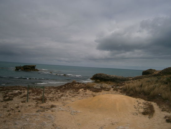 Das war heute morgen um 9.00 Uhr an der Südküste von Robe, als die Sonne noch Mühe hatte durchzukommen, kurz danach habe ich aber wieder mein Sonnenschutzmittel rausgeholt, es war bis zum Sonnenuntergang wolkenloser Himmel, 25 Grad und wir verweilten am Long Beach...mit dem Camper am Strand 