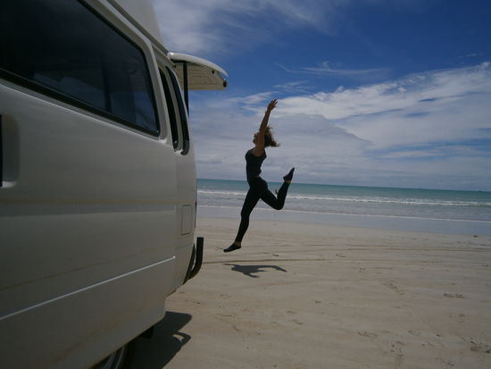 Xenia mein Süsse, ist ganz glücklich nach der Arbeit, an diesem Ort Feierabend zu machen. Heute morgen im Supermarkt bin ich wie gewohnt auf der rechten Seite gegangen, aber nicht nur das Auto fahren findet links statt,  auch alles andere. Die Menschen hier laufen links - auch im Supermarkt-  und sie überholen rechts - 80 Prozent der Australier sind Linkshänder und nachdem ich gestern schrieb, dass die Sonne hier auch andersherum wandert, war ich ganz aufgeregt, denn es war gestern nur so eine Ahnung und es wäre mir so peinlich gewesen, wenn das nicht stimmen würde. Aber tatsächlich, Pablo hat seinen Kompass im I-Phone aktiviert und ich habe alles genau beobachtet: Tatsächlich, mittags steht die Sonne im Norden und geht im Westen unter. Also gegen den Uhrzeigersinn und das ist so merkwürdig. Ich konnte mich den ganzen Tag nicht einkriegen, mein Lieblingshalbsatz heute war :"Also - dass die Sonne mittags im Norden steht, das kann ich gar nicht begreifen. " Für Xeni (Xeni hat nie darauf geachtet!) und Pablo ist das schon völlig normal, und natürlich ist mir klar,  dass wir hier auf der Südhalbkugel der Erde sind, aber das ist völlig ungewohnt. Auch, dass das Wasser im Abfluss anders herum abläuft ist - wenn ich mich darauf konzentriere -  der helle Wahnsinn. Das hängt mit der Erdanziehungskraft und mit dem Äquator zusammen und da ich hier irgendwie im Moment nicht nur auf der Durchreise bin, sondern ein bisschen Verweile - ist es spannend, weil ich jedes kleinste Detail beobachte. Das Autofahren links kriege ich ganz gut hin - auch das Einfahren in den Kreisel links ist schon fast Routine, nur heute musste ich einen U-Turn fahren, weil klar war, dass der nächste Supermarkt erst 40 Km weiter weg liegt und bin dann die ganze Zeit aus Gewohnheit rechts gefahren (wohlbemerkt auf einer geraden Strecke im Nichts- und ich war alleine im Auto) und als nach 2 km ein Auto kam und aufblendete, habe ich mich so erschrocken. Andere Gehirnhälte an Suse: Du musst doch links fahren" - Ich stelle also heute für den Tag fest,die Erfahrungen, die ich bisher machte sind Gewohnheiten, nur Flexibilität und Neugier erweitern  meinen Horizont.
