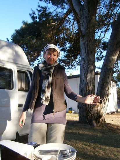 So Ihr Lieben, nun habt ihr schon seit zwei oder drei Tagen nichts von  mir gehört und das geht ja gar nicht. Es gibt eigentlich nichts Neues, wir haben hier schon fast Alltag (morgens um 8.00 klingelt der Wecker, wir stehen auf, weil Xeni und Pablo zur Arbeit müssen  ich fahre die beiden dann kurz 5 Minuten mit dem Camper zur Arbeit und geniesse die Ruhe am Strand - schlafe nochmal, frühstücke mit Blick auf das Meer und fühle mich richtig gut, weil ich hier bis aufs Kochen keine Verpflichtungen habe). Heute hatten wir Stromausfall in einem großen Gebiet von South Australia, deshalb sehe ich so aus. Ich bin gewappnet gegen diese ganze Flug- und Kriech- und Springinsekten, die man im Dunkeln nicht sieht und auch nicht erahnen kann. Gestern hatte ich eine dicke Kakerlake auf meinem Tuch und habe sie erst bei Licht im Spiegel gesehen, als ich mir die Zähne putzte. So widerlich.