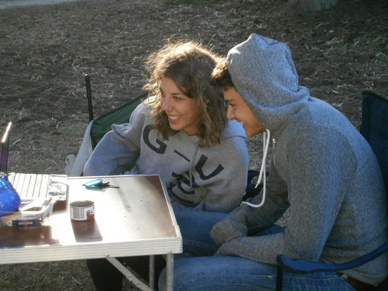 Xeni und Pablo beim Schauen einer neuen Folge, Two and a half man - kurz bevor Samai Richtung Heimat geflogen ist, haben sie sich nochmal 8 GB Filme auf ihren Stick gezogen.
Es ist schon cool, dass wir zwei Netbooks haben - wir können dann immer variabel (dank Mami, die immer alles auflädt und dran denkt) unsere Freizeit nach vielen Gesprächen und Essen und Quatsch-machen je nachdem gestalten. Ich bin so froh, dass ich Kontakt zur Heimat halten kann und freue mich sehr, dass Ihr meine Berichte gerne lest.