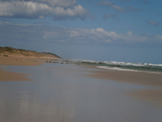 Endlose Strände, kaum Menschen am Strand, dieses Foto ist von der Südküste und das Baden ist dort sehr gefährlich. Auch wenn es keine tödlichen Quallen wie an der Ostküste gibt, sind die Wellen und die Strömungen nicht zu unterschätzen. Da haben wir es hier bei uns in Robe richtig gut, denn hier gibt es nichts von alledem und wir genießen das Baden in vollen Zügen. Wir fahren jetzt jeden Tag mit dem Camper an den Strand und gestern und heute haben wir völlig autark, wie wir mit dem Wagen sind, am Strand gekocht, gegessen und das abwaschen, haben wir uns dann für später aufgespart. Da wir zwei Batterien, Frischwasser und Gas an Bord haben, ist alles sehr flexibel zu gestalten und Xeni und Pablo überlegen, ob sie sich einen Camper zulegen sollten. Die Miete für die Unterkunft würde sich auf Dauer sehr minimieren und sie hätten ihr Häuschen immer bei sich und wären flexibler.