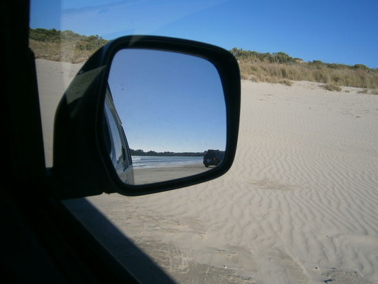 Bye Bye ROBE... Robe ist die schönste Stadt am Meer von South-Australia - das sagen viele Besucher des Strandes, die jedes Jahr dort Urlaub machen- da haben wir ja Glück gehabt  .... okay, die anderen bis auf Kingston haben wir nicht gesehen. In Kingston war ich wegen dem Supermarkt (die Geschichte bin ich Euch noch schuldig  Morgens als Xeni und Pablo noch gearbeitet hatten - wollte ich mal Schnäppchen ergattern und bin 40 km weiter gefahren. In Australien ist das Leben und das Einkaufen mit großen Entfernungen verbunden - das kennen wir nun gar nicht. Kingston ist eine richtig langweilige Stadt ohne Flair, jedes 4. Haus ist "For Sale" und ehrlich trotz der Meerlage ist diese Stadt nicht schön. Aus dem Bauch heraus entschied ich mich wohl für den richtigen Supermarkt und konnte einige Specialls ergattern ( für Euch zur Verdeutlichung - ich habe 20 Tüten Cappuccino von Nestle für "nur" 8.99 Dollar ergattert, normalerweise kostet das hier 14 Dollar und 750 g Nuttella für "nur" 6,90 Dollar  -) wenn ich wieder zu Hause bin, werde ich mit Freuden einkaufen gehen, mein Gott wie günstig wir zu Hause  einkaufen können. (10 Dollar sind 8 Euro)-